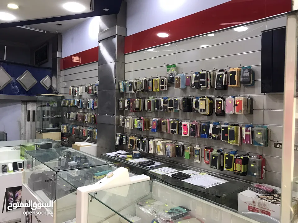 محل تجاري للبيع مجهز كامل موقع مميز ملاصق لمعرض شركة زين - شارع باب الواد - الوسط التجاري/ الزرقاء