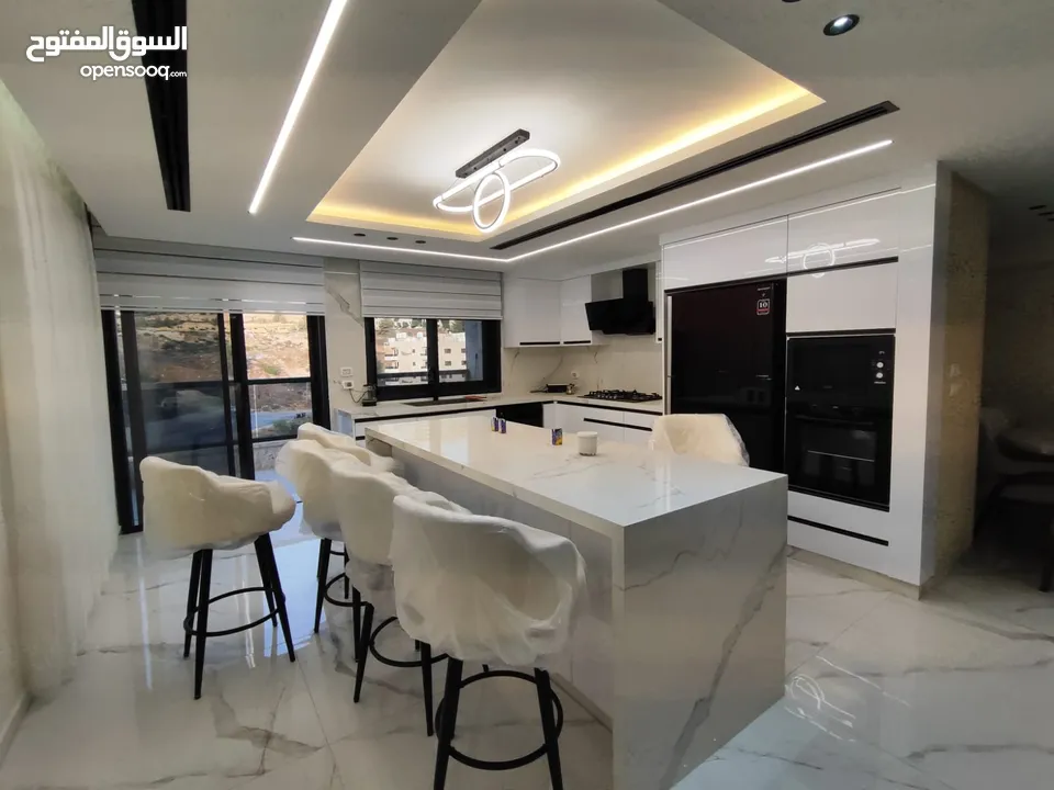 شقة مفروشة جديدة لم تُسكن بعد – سوبر دلوكس الطيرة – خلف مدارس المستقبل