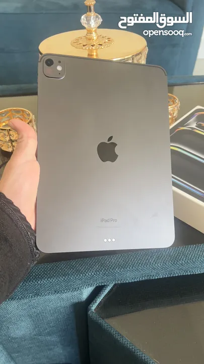 Ipad pro 11 inch "M4" جديد جديد مشحون اربع مرات فقط بسعر لقطه مع كامل اغراضه وكفر ولزقه وسماعات !!!!