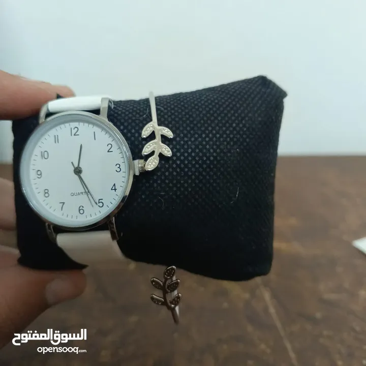 ساعة نسائية بيضة مع أسوارتها