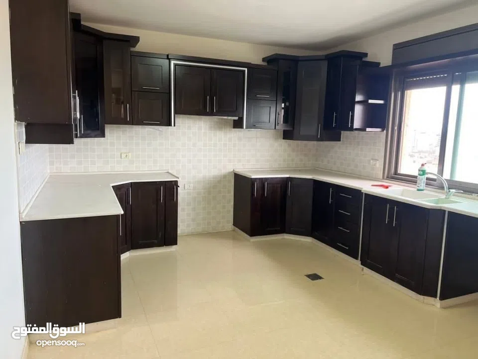 شقه فارغة للايجار في الارسال قرب مسجد الكوثر