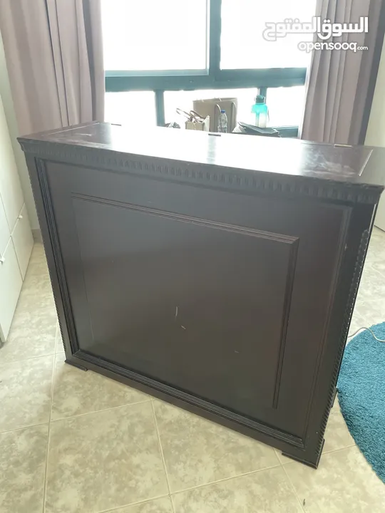 Tv lifts electrical cabinet. Samsung tv DNle SRS Trusurround XT. Good condition.