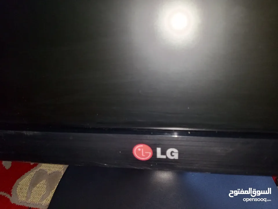 شاشة كمبيوترLG20انش مونيتورLEDمع نحولها الأصلي مدخلVGAبحاله ممتازه عالفحص شغاله100%
