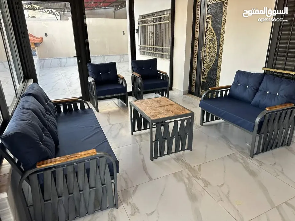 اطقم مودرن للحدائق حديد و راتان ومراجيح ثلاثية و عش البلبل وطاولات سفرة من الحديد الصلب