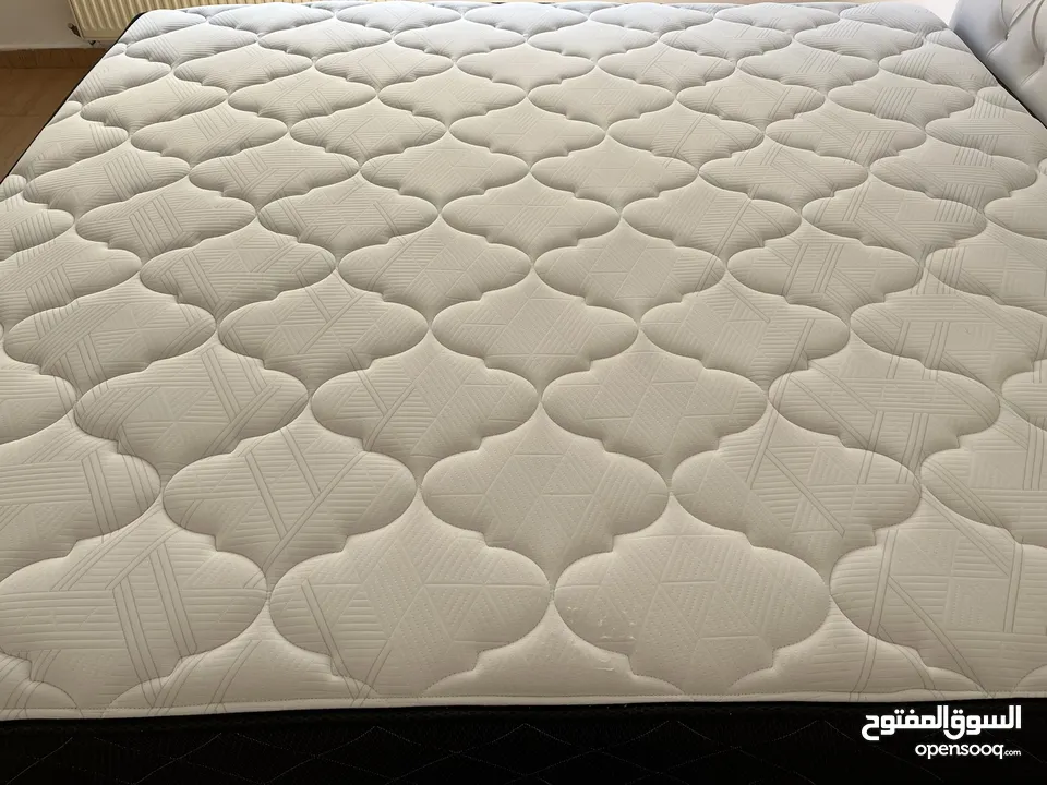 فرشه كينج  حجم مقاس 200x 180 cm  استخدام 10 اشهر فقط.  ممتازه الحال متل الجديد بتخدمك بحدود  10 سنين