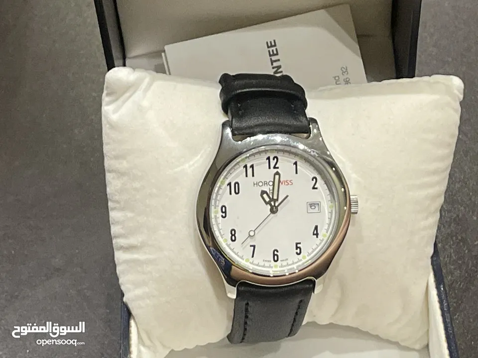 ساعة جلد سوداء أنيقة بتصميم كلاسيكي عصري، تجمع بين الفخامة والبساطة لتكمل أناقتك راقيه وحلوة جميلةة