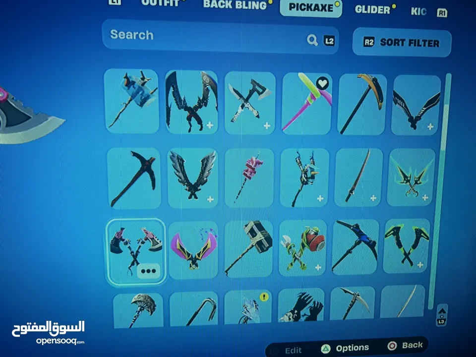 حساب فورتنايت فيه سكنات نادرة