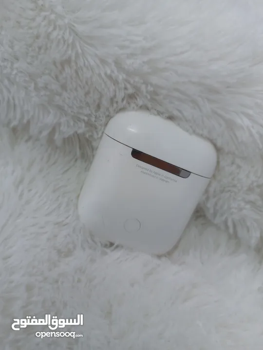علبه الشحن الخاصه بسماعه AirPods الاصليه مستعمله بحاله جيدة تعمل 100% بدون السماعات