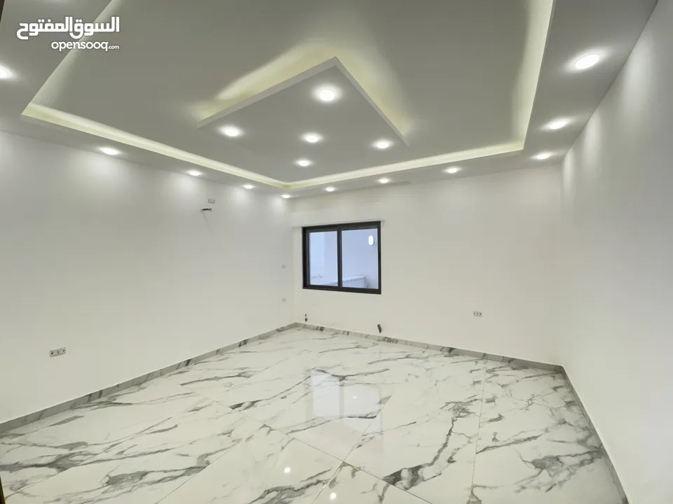 شقة فاخره للبيع بأجمل مناطق البنيات بمساحة 227م بسعر مميز طابق تسوية (ارضيه من الجهة الأخرى)
