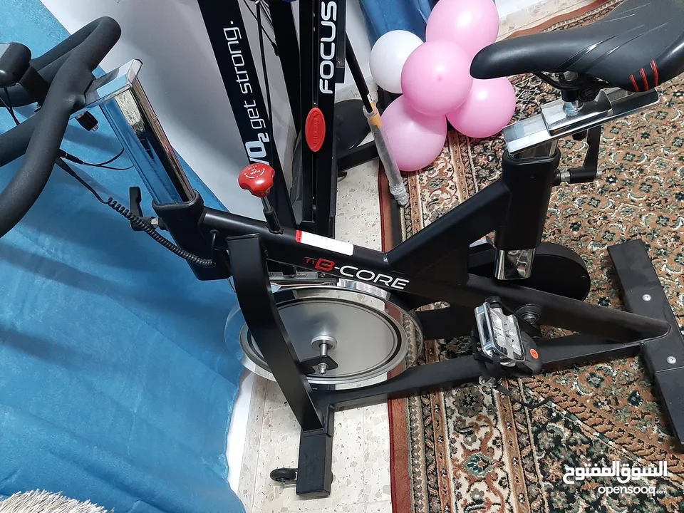 دارجه تمارين ثابته (spinning bike)مخصصة للتمارين الرياضية المنزلية. شبه جديده ونظيفة..