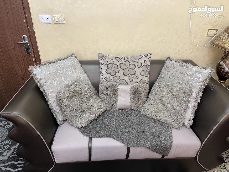 طقم كنب فاخر مستعمل + طاولة وسط + طاولتين جانبيتين + سجاد + برادي للبيع
