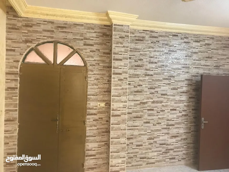 عمارة مكونة من طابقين مع كراج وحديقة في الزرقاء