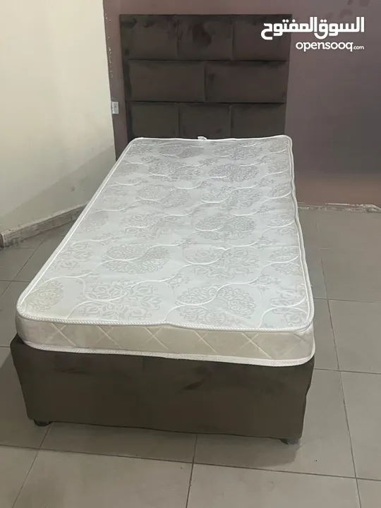سرير للبيع.