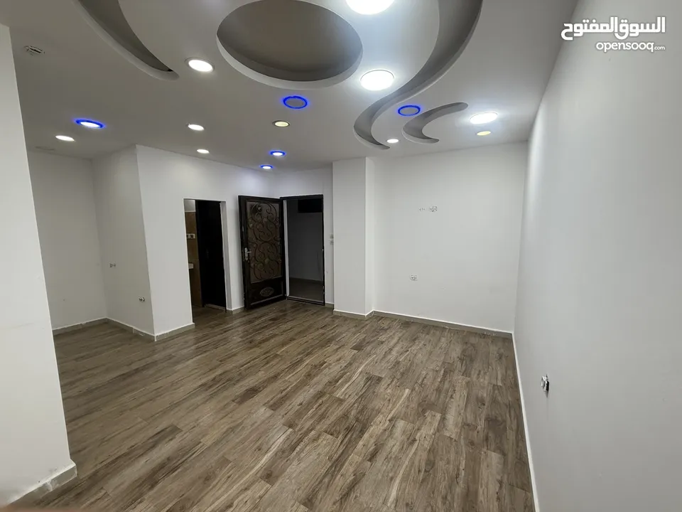 مكتب للإيجار / مطل على الشارع الرئيسي