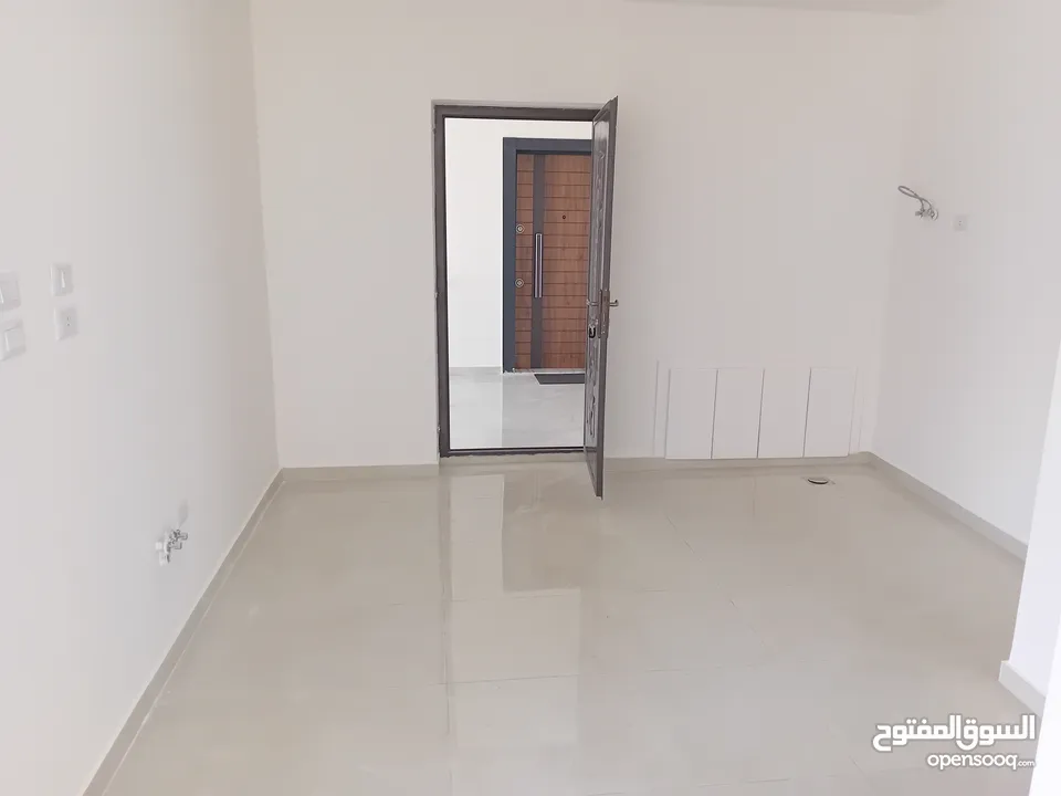 شقة طابق ثالث مع روف 189 متر