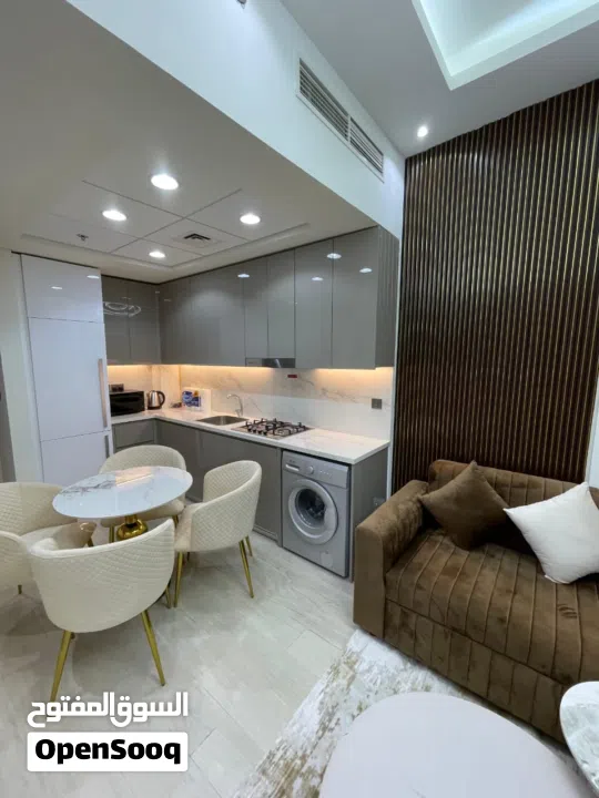 شقه كامله الخدمات غرفه وصاله بجوار اكبر بحيره صناعيه بأقل سعر بكل دبي