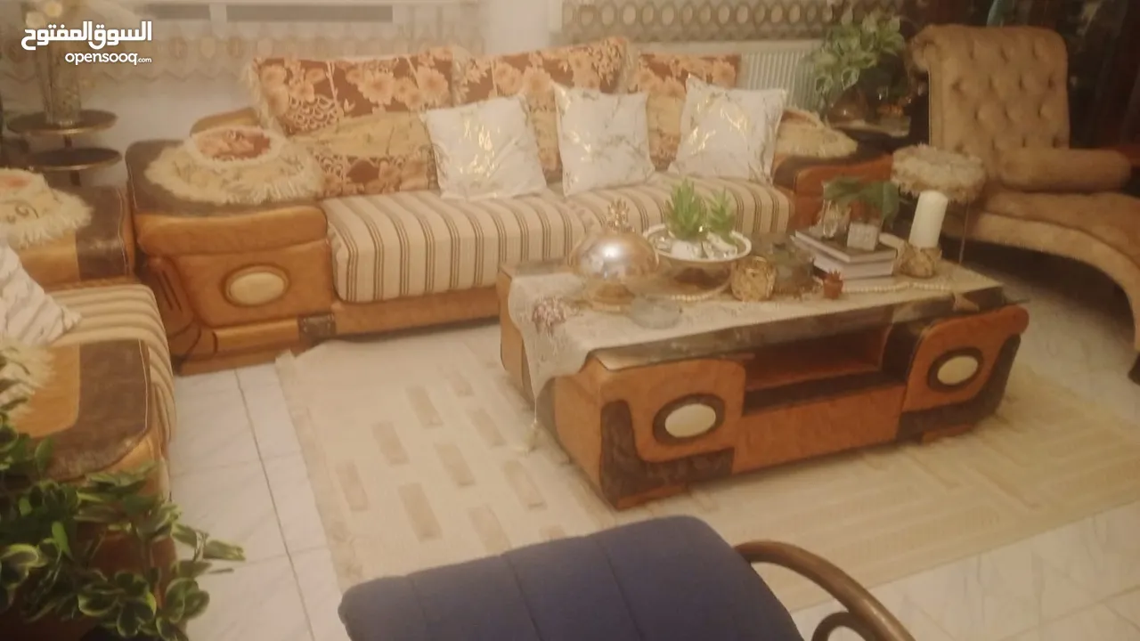 كنب وسفرة وفضية