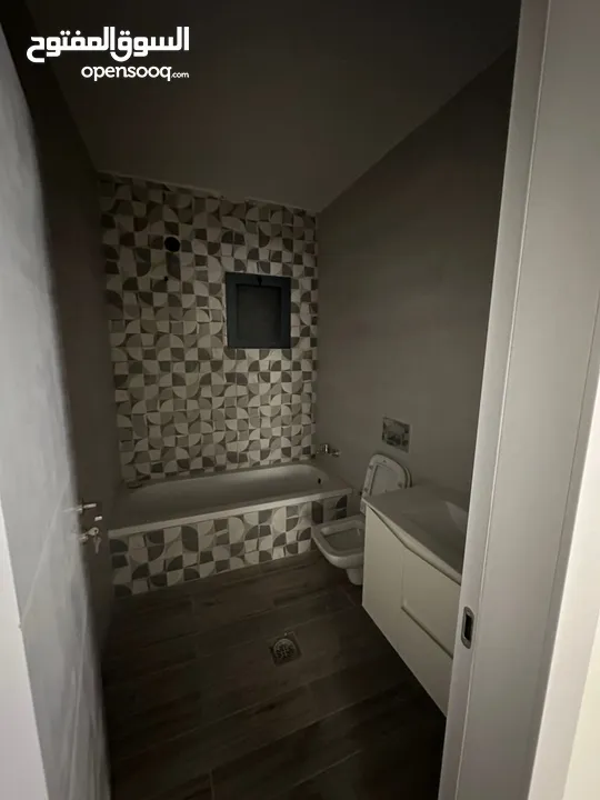 شقه للبيع مع حديقه بعين منجد