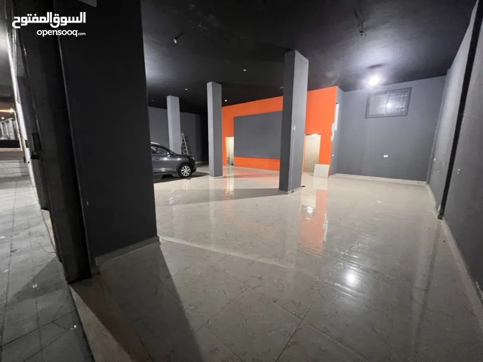 محلات تجاريه على الشارع الرئيسي عدد7   محلات4  اوثلاث محلات  كهرباء 3 فاز  يوجد مستودعات نفس العماره