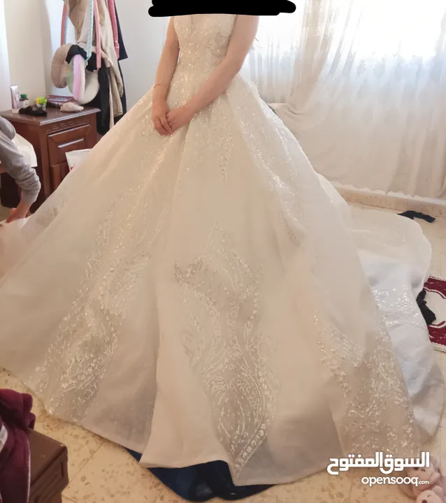 فستان عروس ( شبه جديد ) مع كمالياته طرحة شك خرز وبرنس وتاج للبيع مش للاجار استعمال مرة واحدة لعروس.