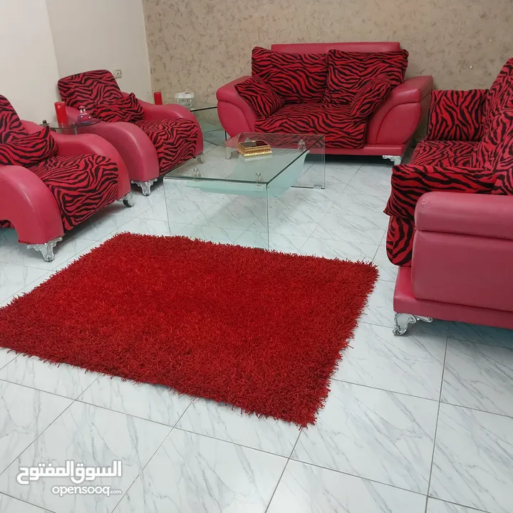 اثاث +سجادة + ستارة بحالة ممتازة و يمكن البيع كل واحد على حدى و السعر قابل للمفاوضة