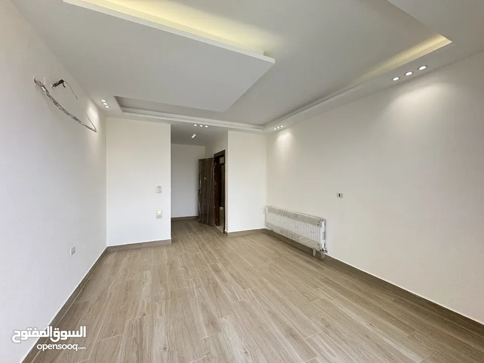 شقة بتشطيبات مميزه طابق ارضي مساحة 240م باجمل منطاق خلدا (مشروع 107)