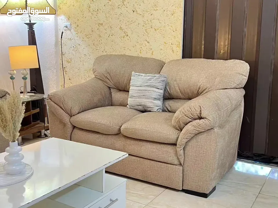 طقم كنب دب مستورد بحالة الوكالة جميل جدا وبسعر رائع حجم جامبو فخم جلسة واسعة ومريحة