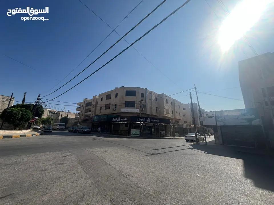 مجمع تجاري في وسط إربد عبارة عن محلات وشقق مع تسوية