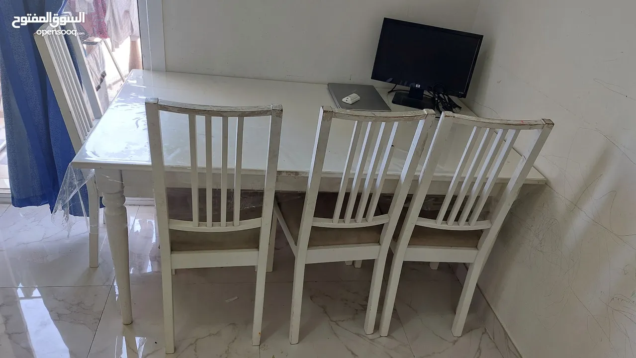 Extendable Table with 4 chairs