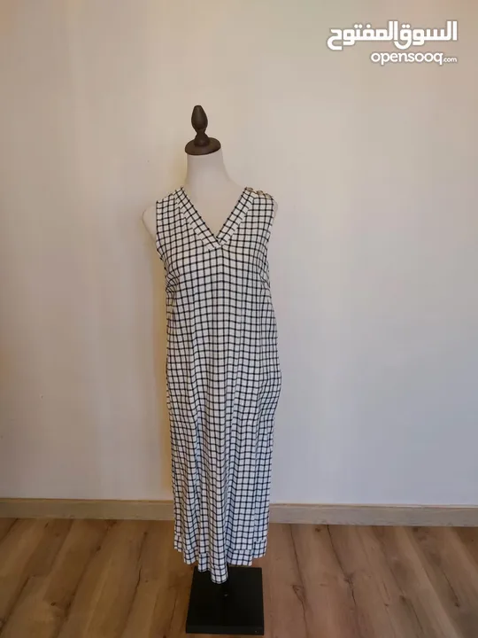عدة فساتين جديدة و ماركات اسعارها من 10-12 دينار.