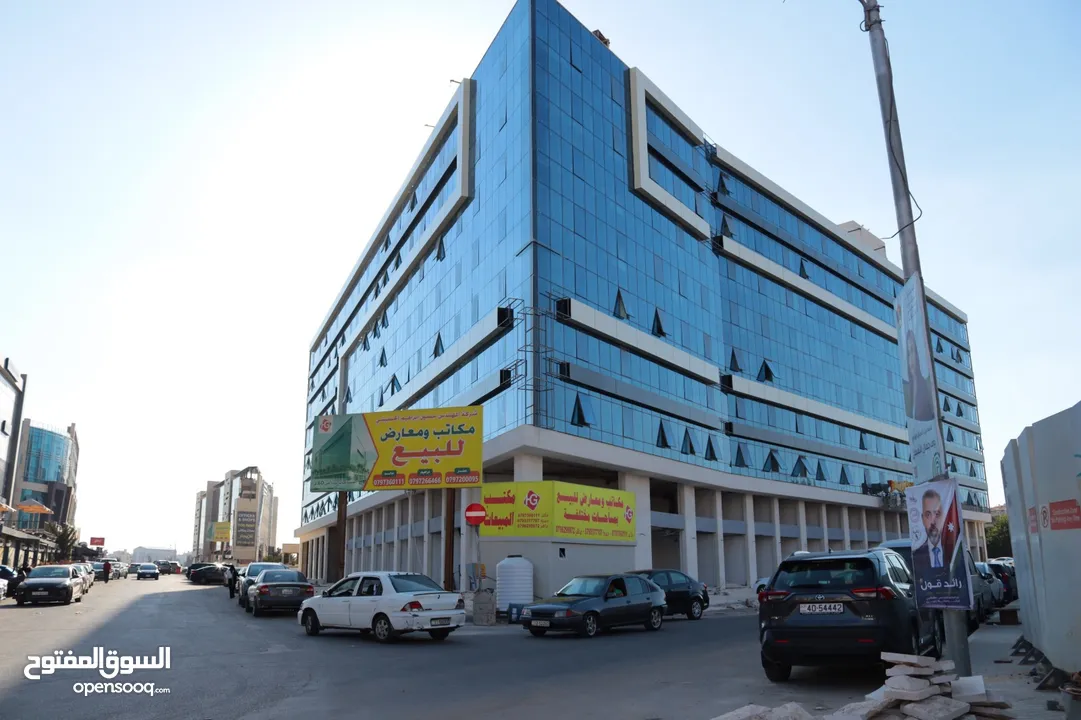 معارض ومكاتب تجاريه للايجار في موقع مميز جداً