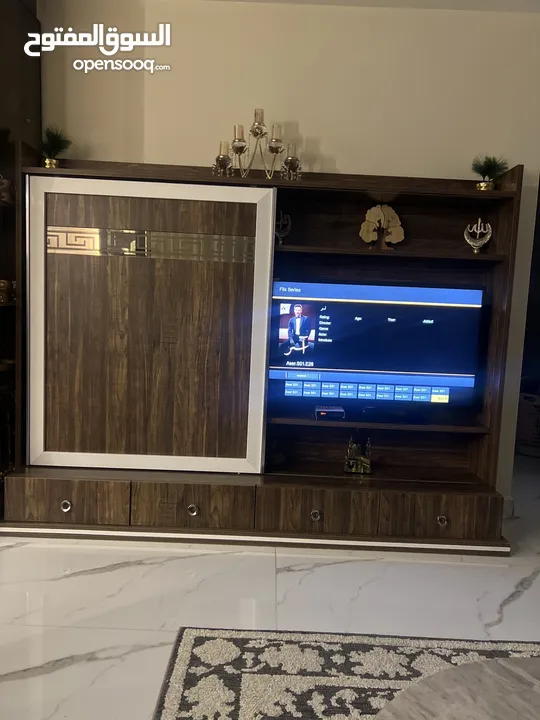 خزانة تلفزيون فخمة جديده  مع خزانة جانبيه وادراج