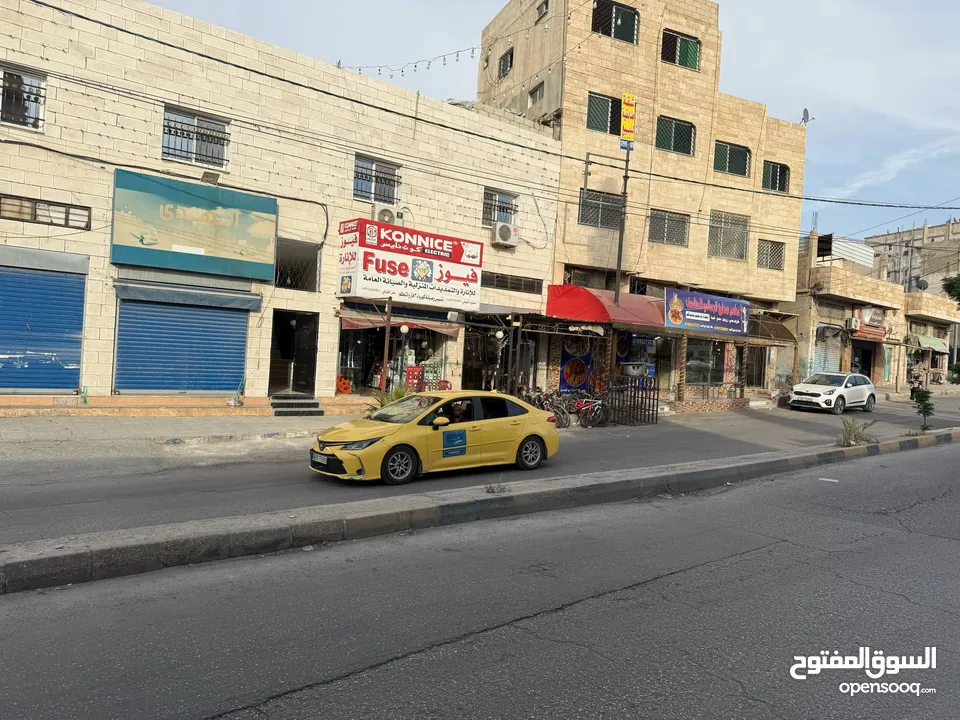 شقة طابقية مطلة للبيع بسعر مغري واصل جميع الخدمات موقع استراتيجي