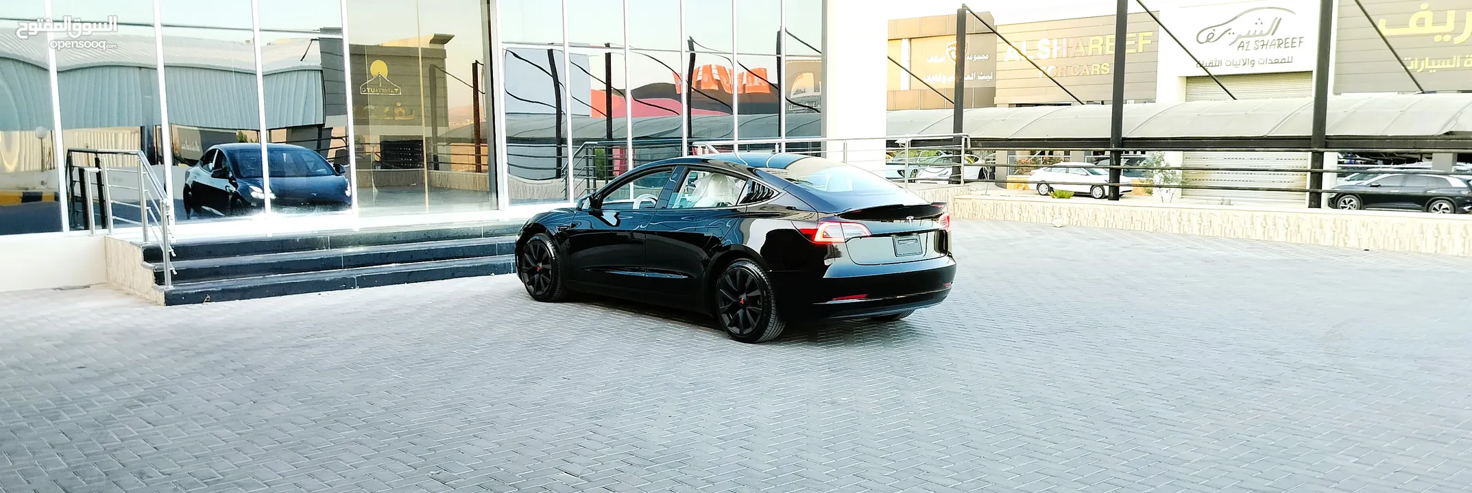 تيسلا 2023 model 3 فحص كامل اوتوسكور لون اسود ملوكي داخلي ابيض بحالة الوكالة بسعر لقطة ومحروووق