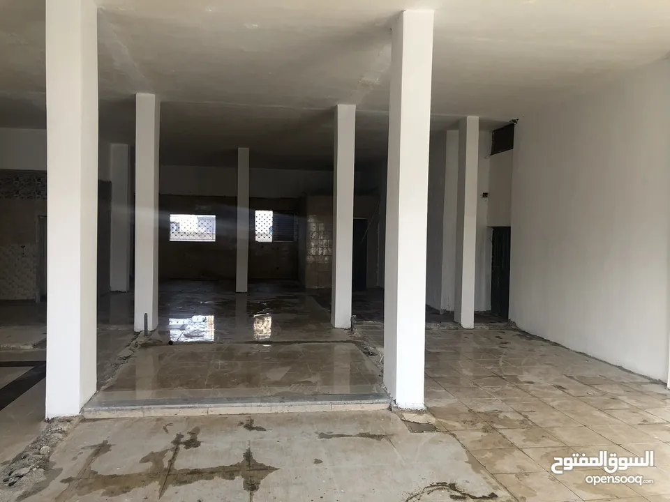 ثلاث محلات تجاريه ومخازن علي شارع 36 التجاري الزرقاء الجديدة في افضل موقع في الشارع