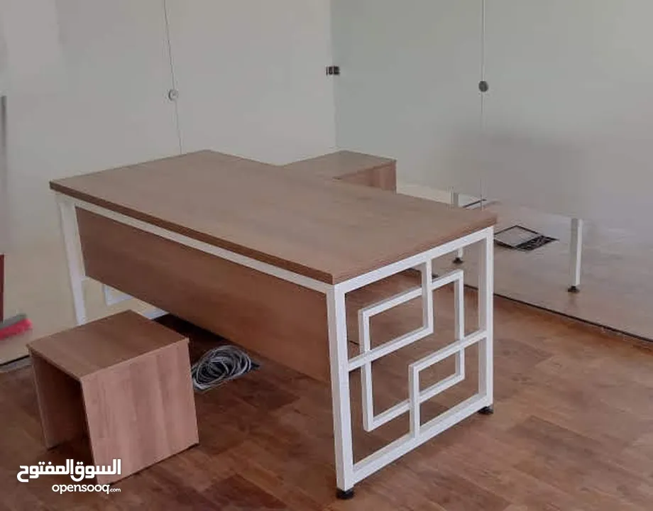 مكتب مدير +جانبية +ادراج +طاولة قهوة هديه والتوصيل مجاني متوفر عدة الوان وموديلات حسب الطلب