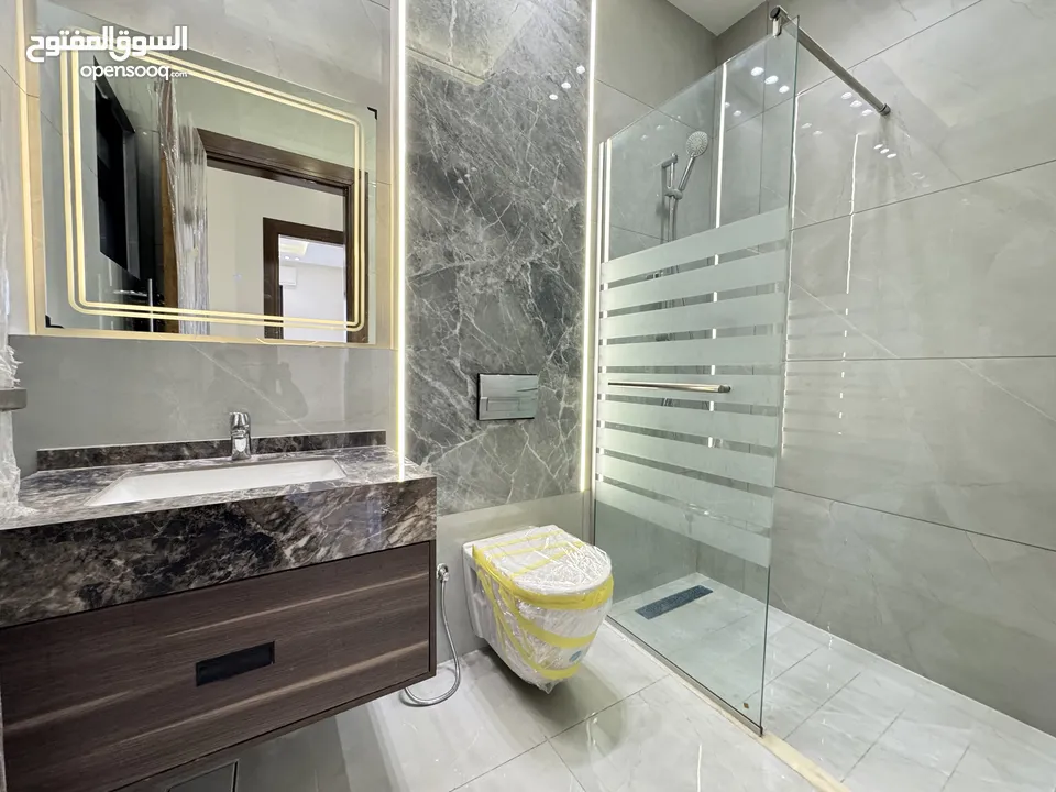 شقة بتشطيبات مميزه طابق ارضي مساحة 240م باجمل منطاق خلدا (مشروع 107)
