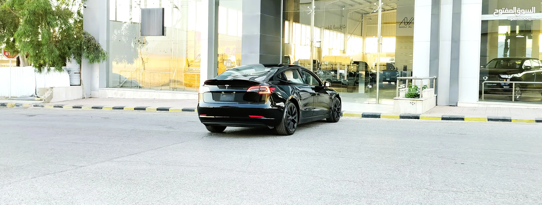 تيسلا 2023 model 3 فحص كامل اوتوسكور لون اسود ملوكي داخلي ابيض بحالة الوكالة بسعر لقطة ومحروووق