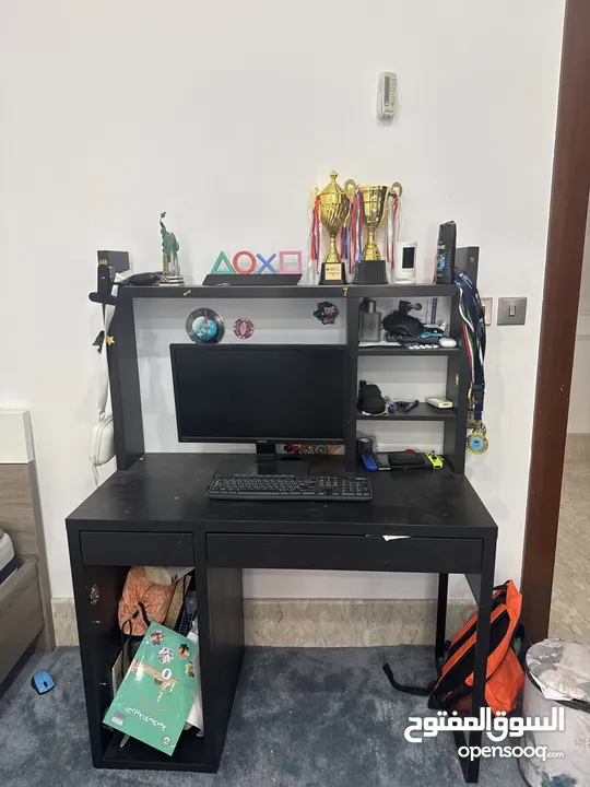 2 desks for sale very used