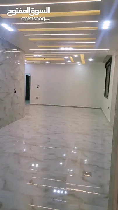 شقه طابق ارضي مدخل خاص وكراج خاص وساحه للبيع على شارع البترا شرق اربد مول قراند وكازيه الرجوب