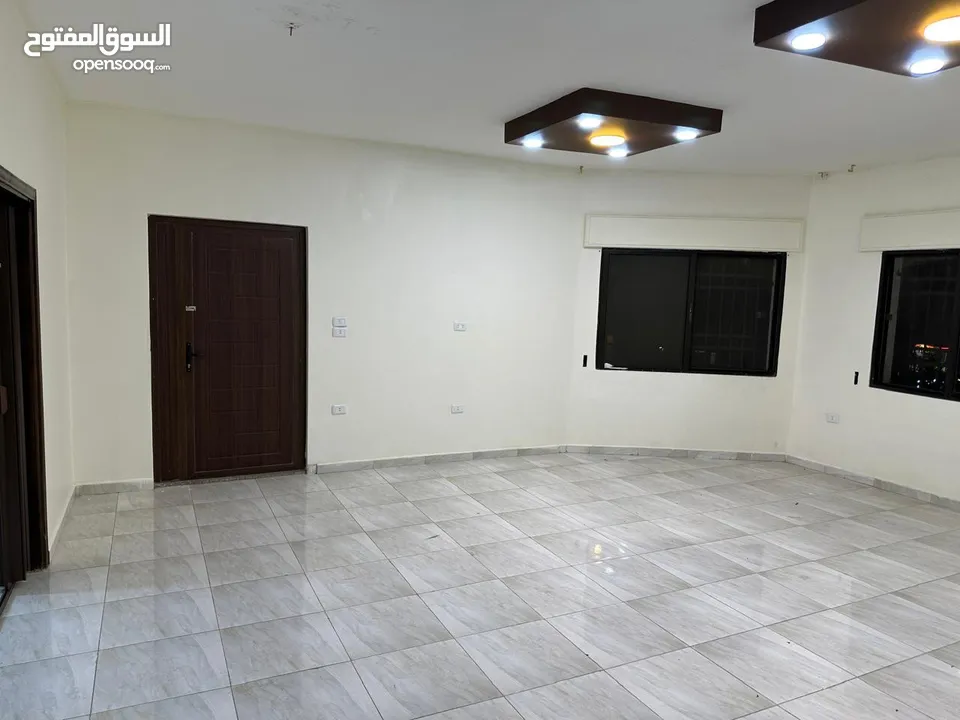 شقة طابقية طابق اول 3 غرف نوم 3 صالات 3 حمامات نظيفة جداً البناء 5 سنوات  الحي الشرقي قرب حديقة تونس