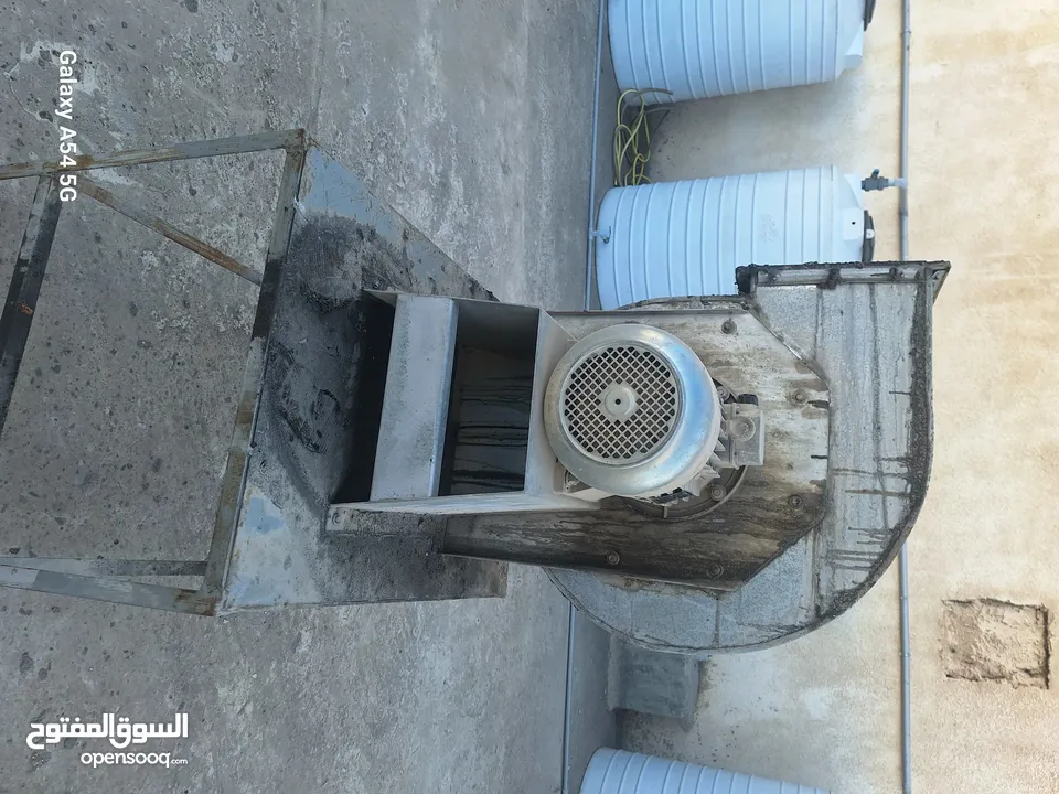 مصعد صناعي من 500 كغم  _ 1000 كغم شغال بحاله جيده استعمال خفيف/وتربين إيطالي 10حصان بحاله جيدة.