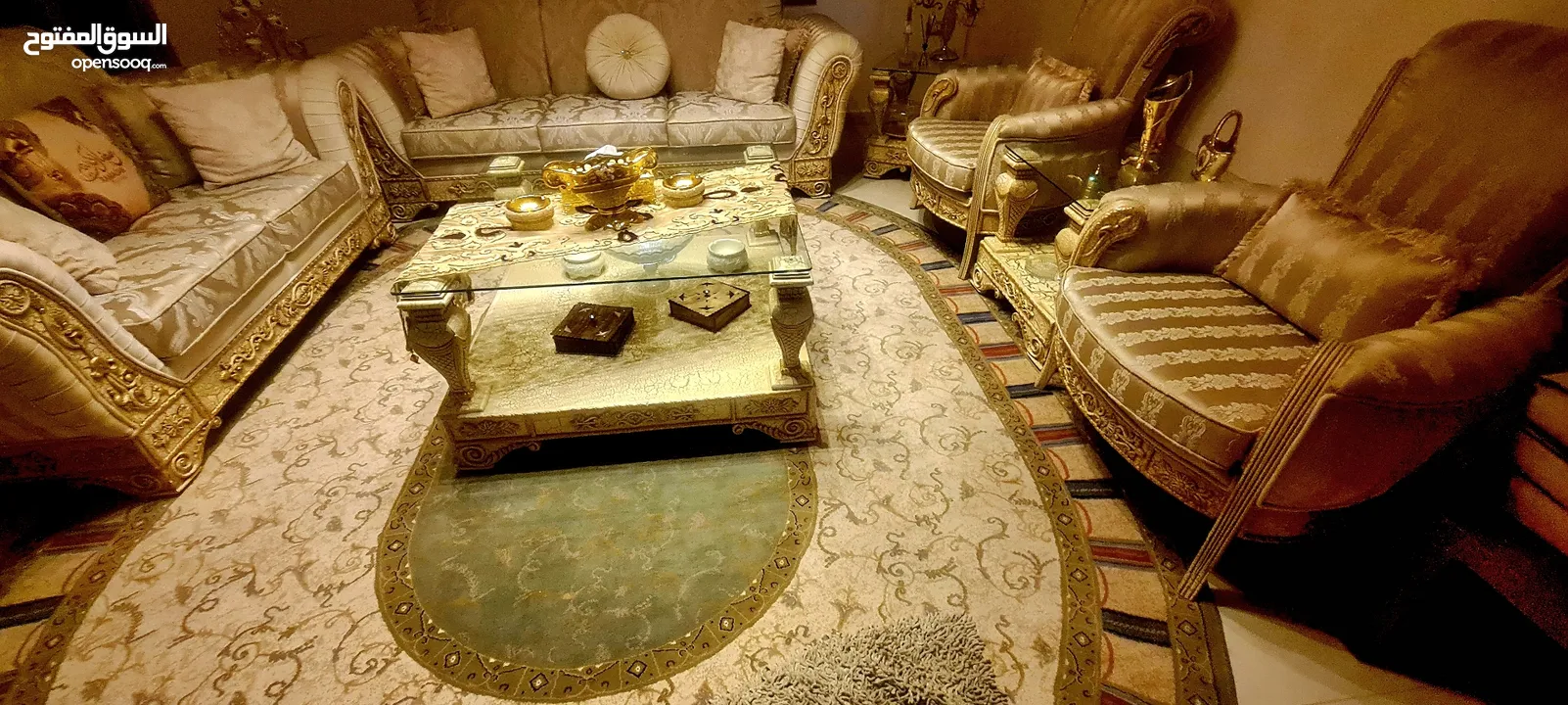 Sofa set ITALYطقم كنب ايطالي فاخر  نخب4 قطع 7   مقاعد و 4 قطع.  1 كبير + 3 طاولات ممتازة من الكويت