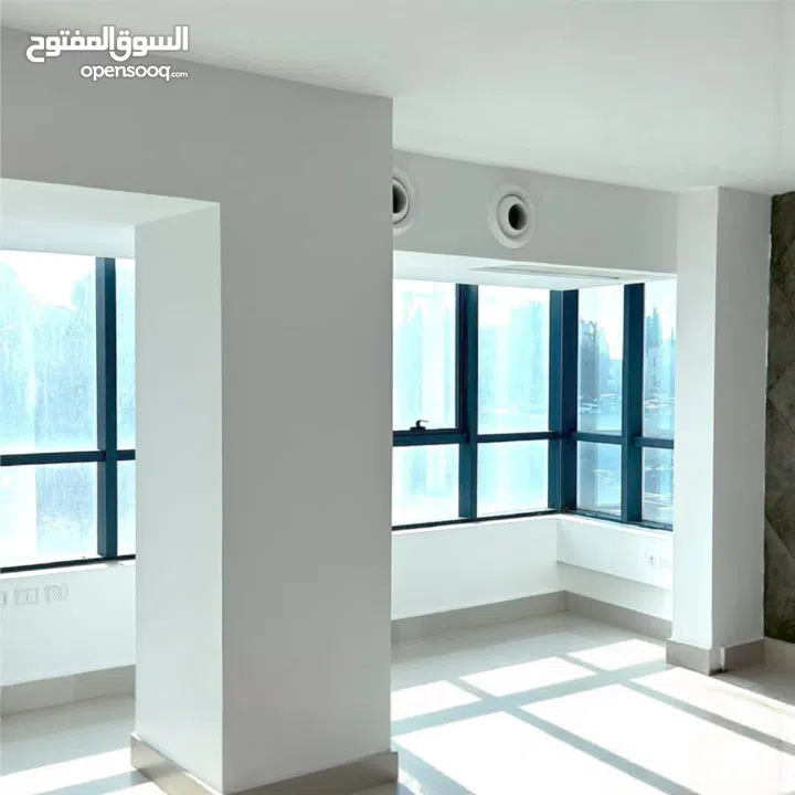 مكتب للايجار الارسال مقابل KFC. على الواجهة الامامية. مطل على شارع الارسال.