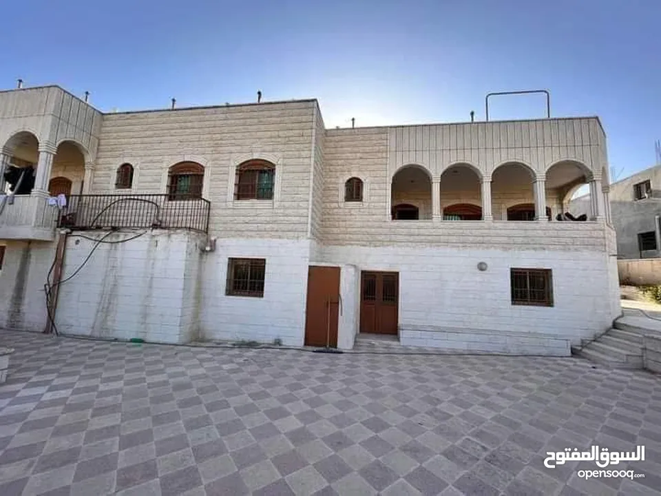 بيت مستقل ڤيلا جانبية مميزة للبيع في بني نعيم قضاء الخليل وعليه اطلالة جميلة جدا وفي منطقة مرتفعة