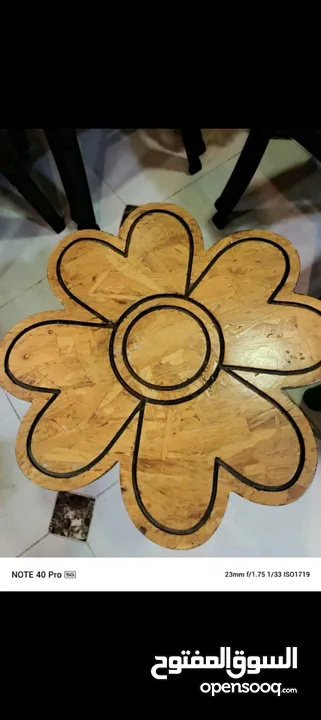طاولة خشب متين