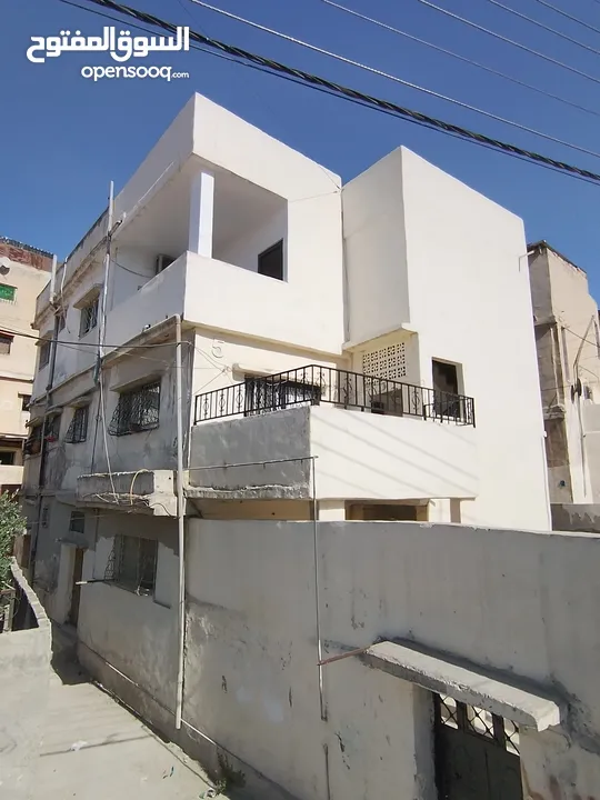عمارة  سكنية 3 طوابق + شقة منفصلة    على شارع تجاري