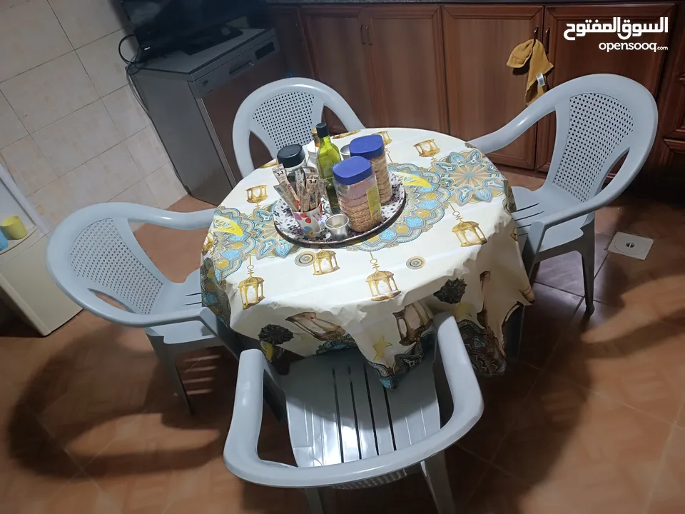 طاولة سامبا بحالة ممتازة مع كراسي  للبيع