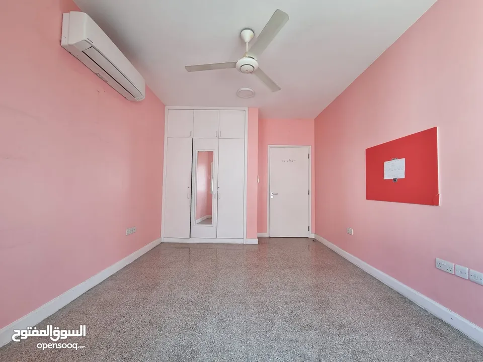 3 BR Large Apartment in Khuwair – Service Road