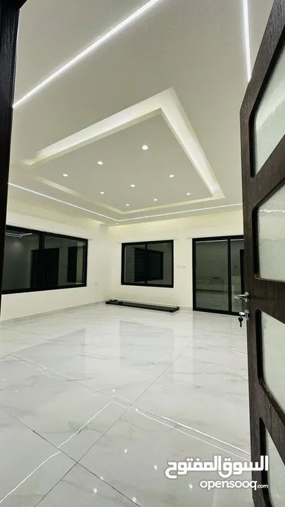للبيع شقة ارضيه مميزه جداا مع ترس تشطيبات فندقيه بارقى مناطق ضاحيه الرشيد